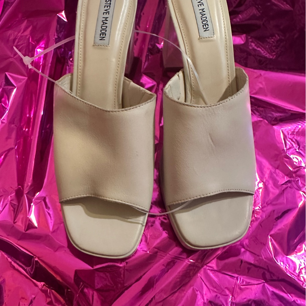 Steve Madden Taupe size 11m heels nwt but damage to 1 heel see pic